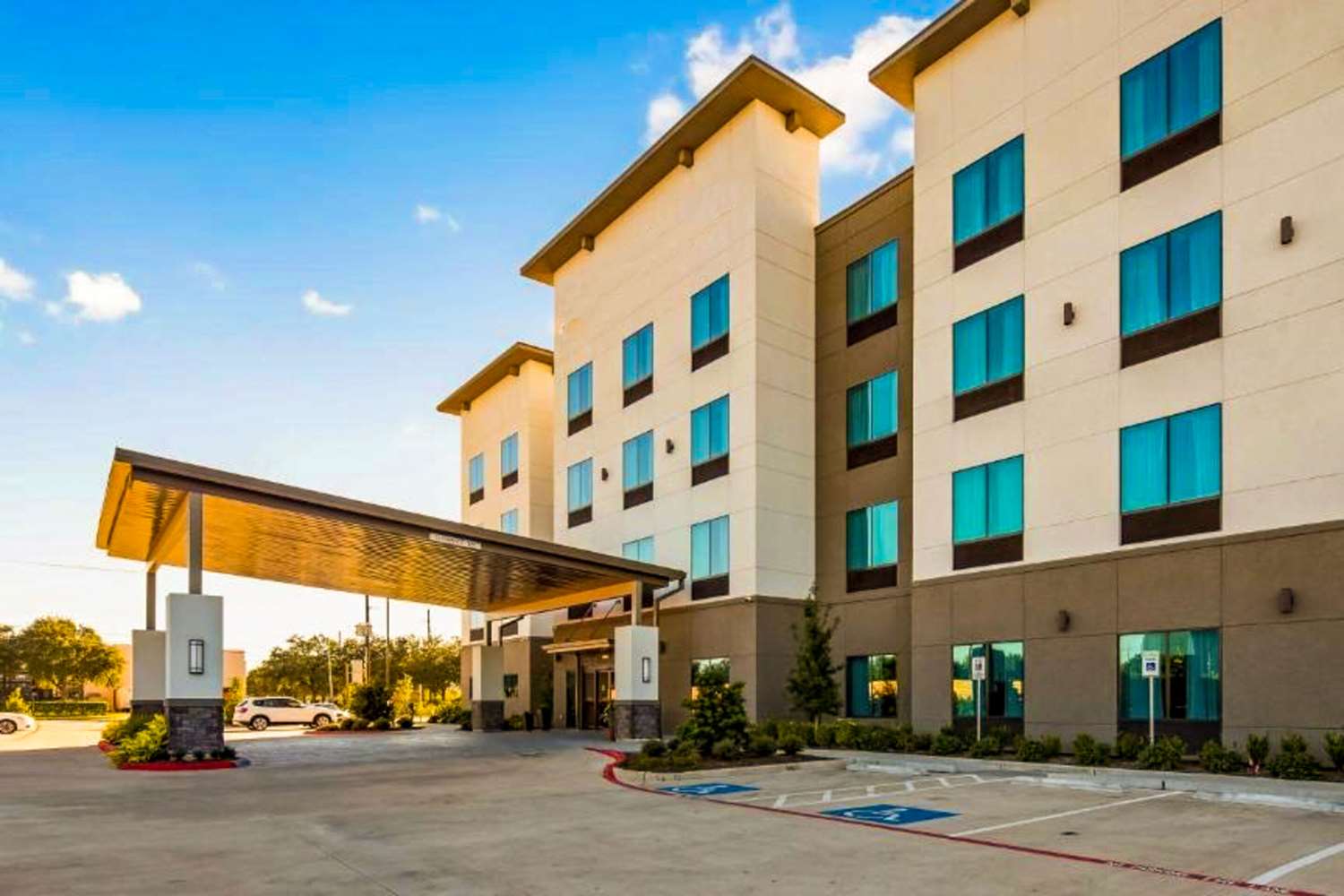 Comfort Inn & Suites Houston I-45 North IAH, TX 28/32