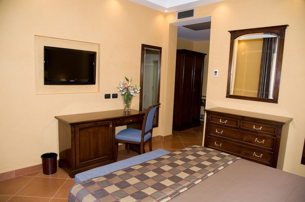 Artemis Hotel 11/69