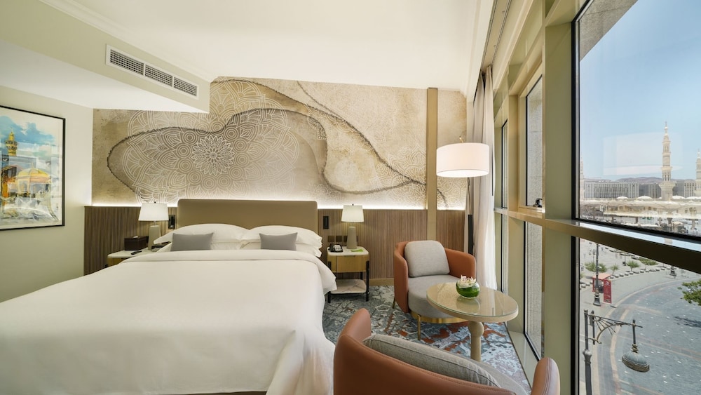 1 Bedroom, Suite, King Bed, Partial Haram View, Sofa