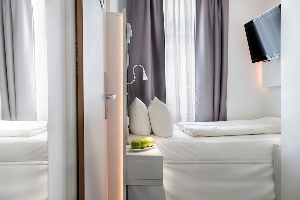 ROOM, SINGLE