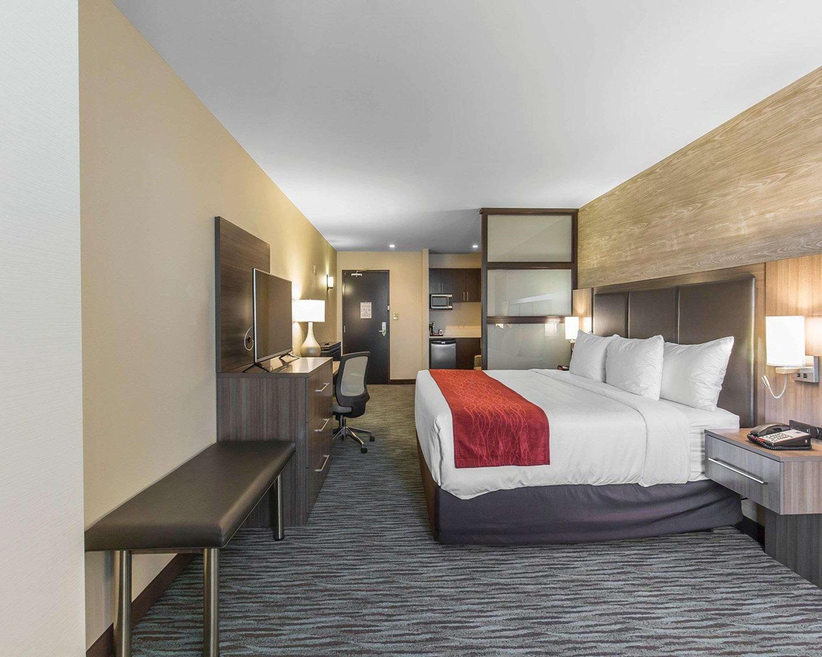SUITE, KING BED