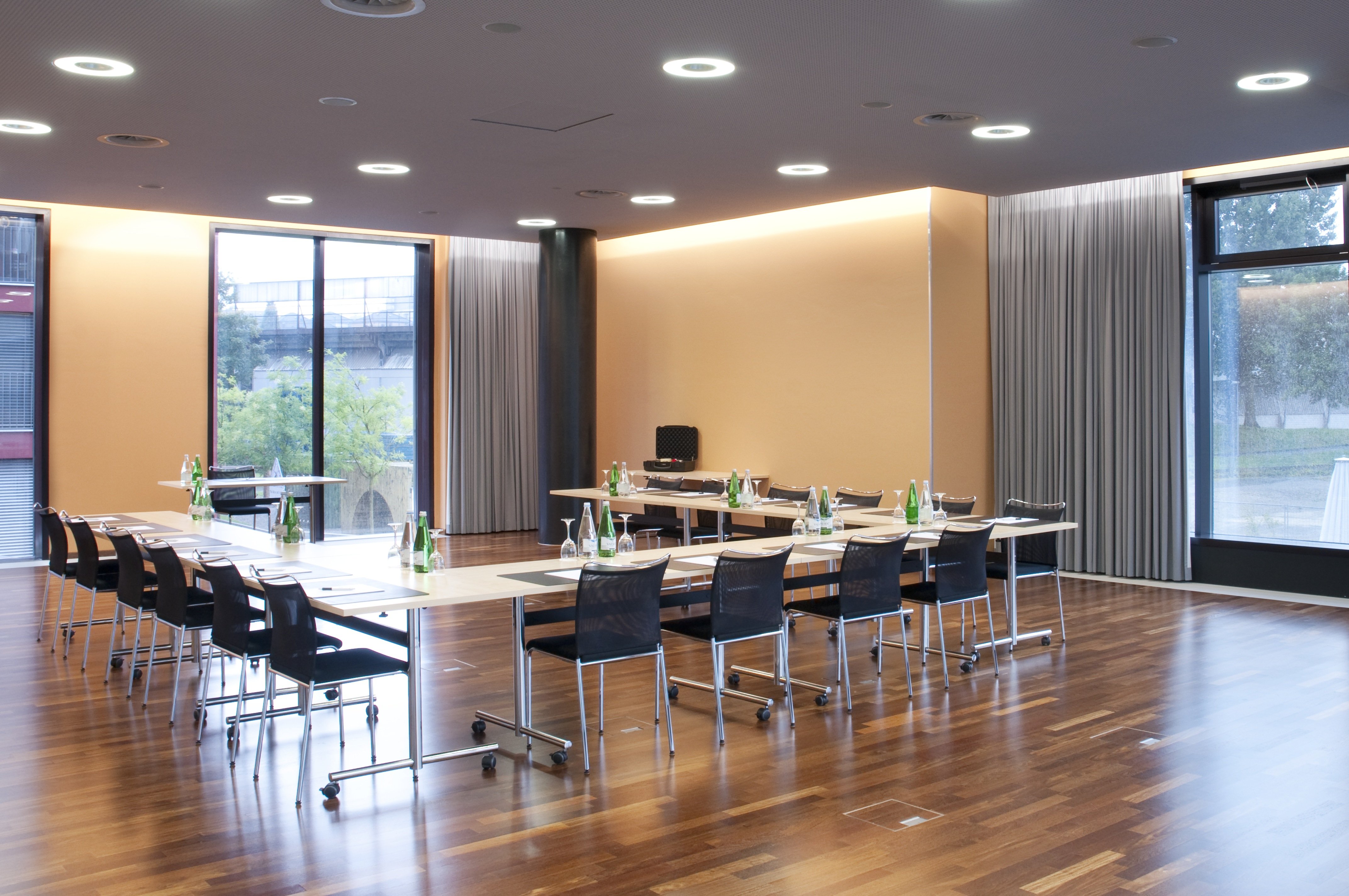 Holiday Inn Zurich Messe 65/77