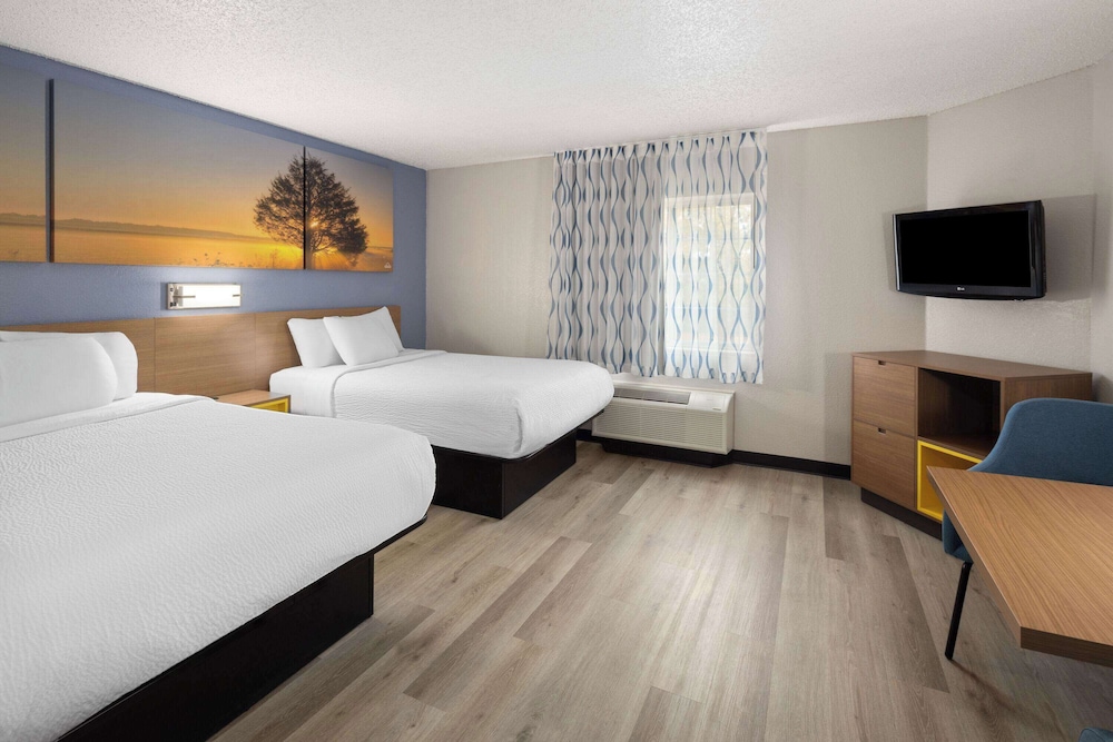 غرفة بسريرين مزدوجين لذوي الإعاقة، Days Inn & Suites by Wyndham Green Bay WI. 3/7