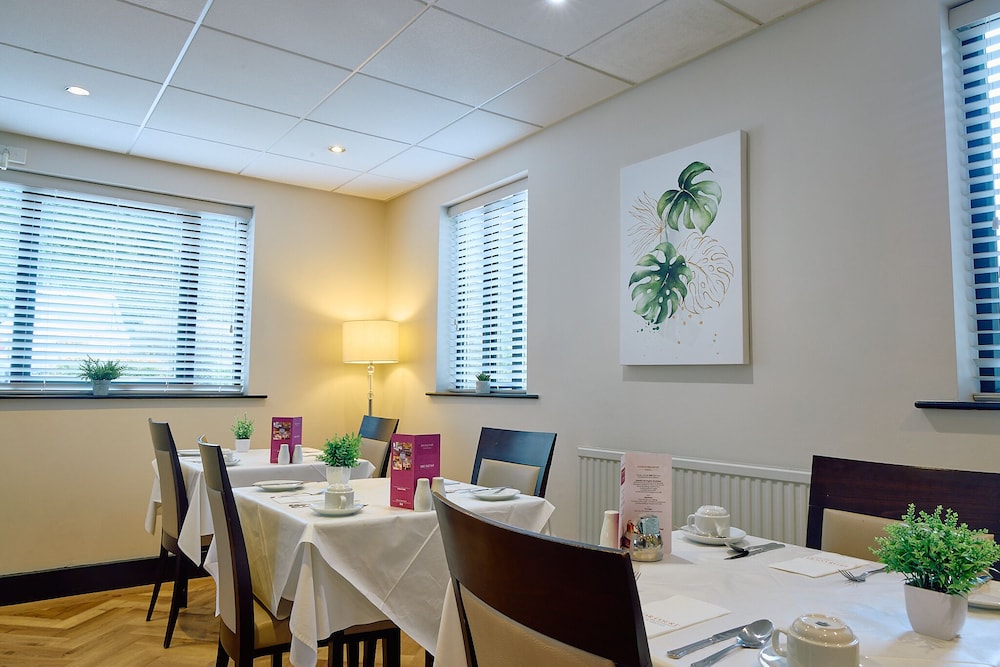 Briar Court Hotel 60/70