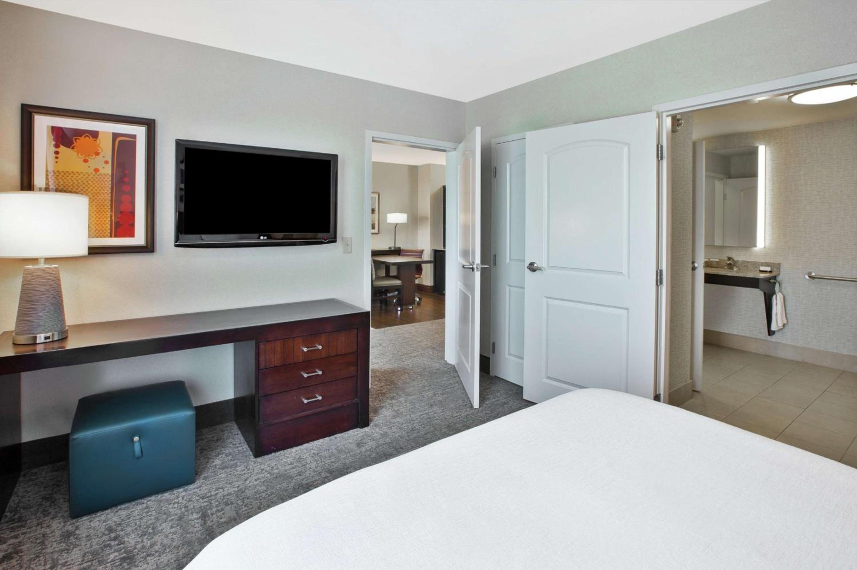1 BEDROOM, SUITE, QUEEN BED, ACCESSIBLE