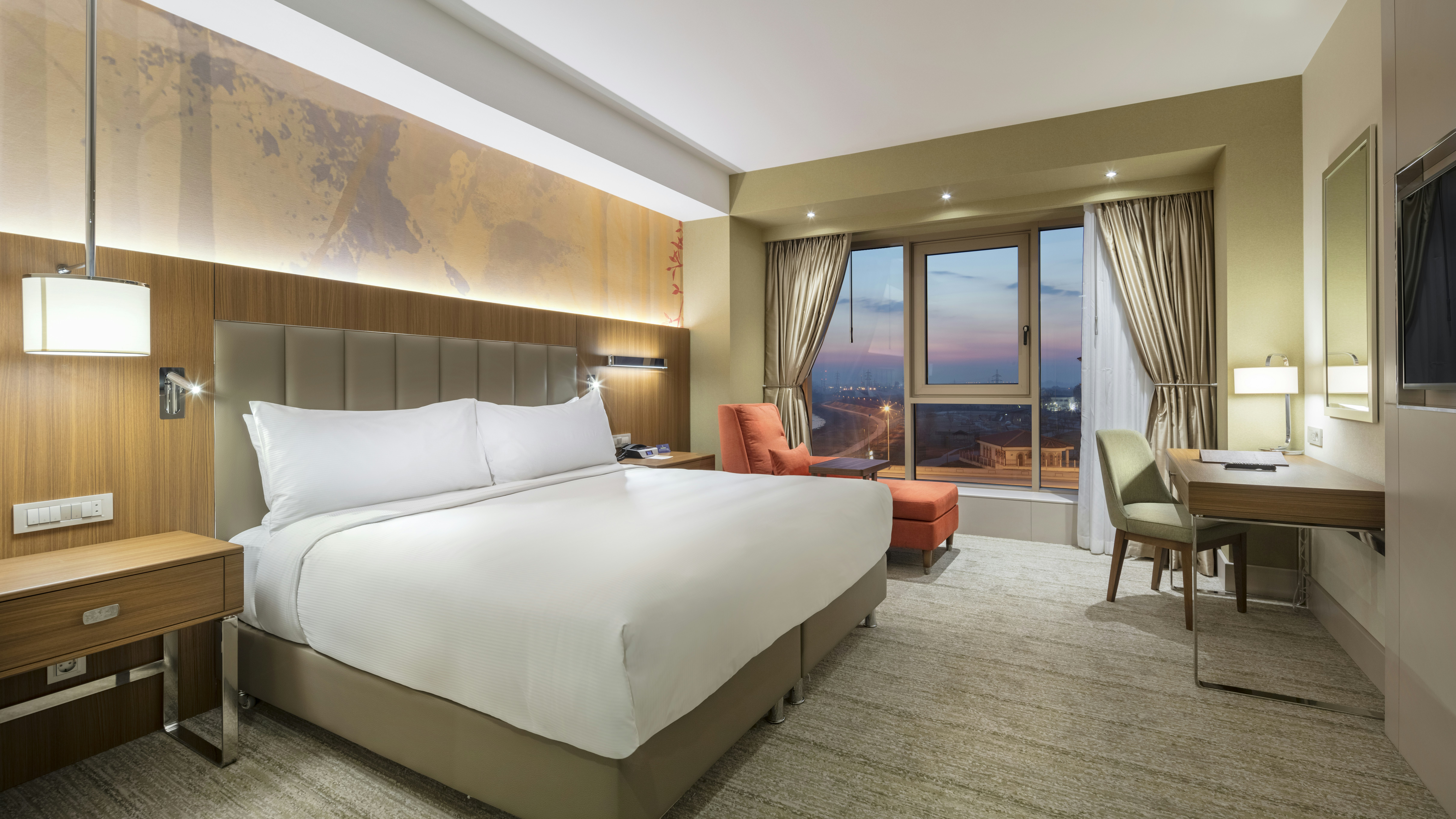 DELUXE, KING BED