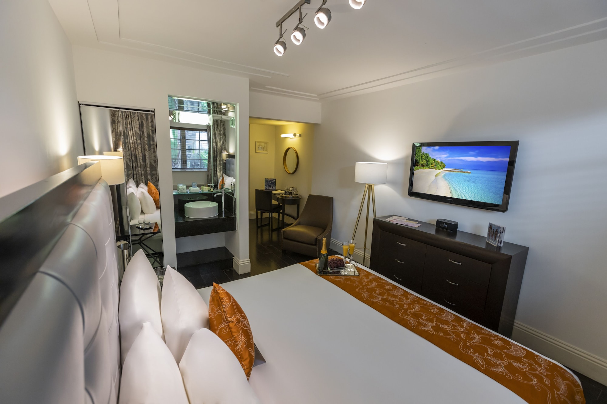 CLASSIC, QUEEN BED