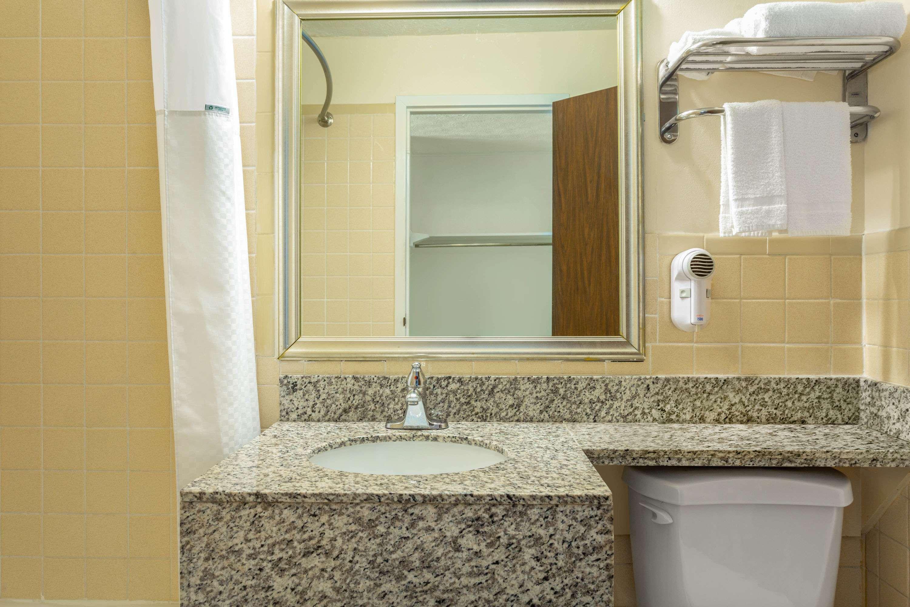 Days Inn By Wyndham Breezewood 33/34