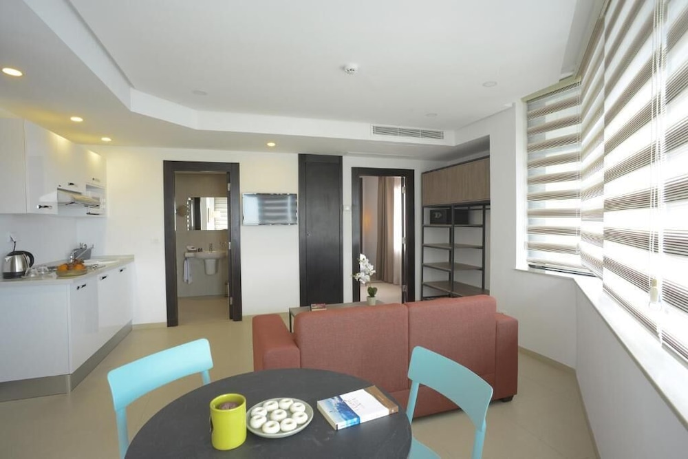 Maia Hotel Suites 35/44
