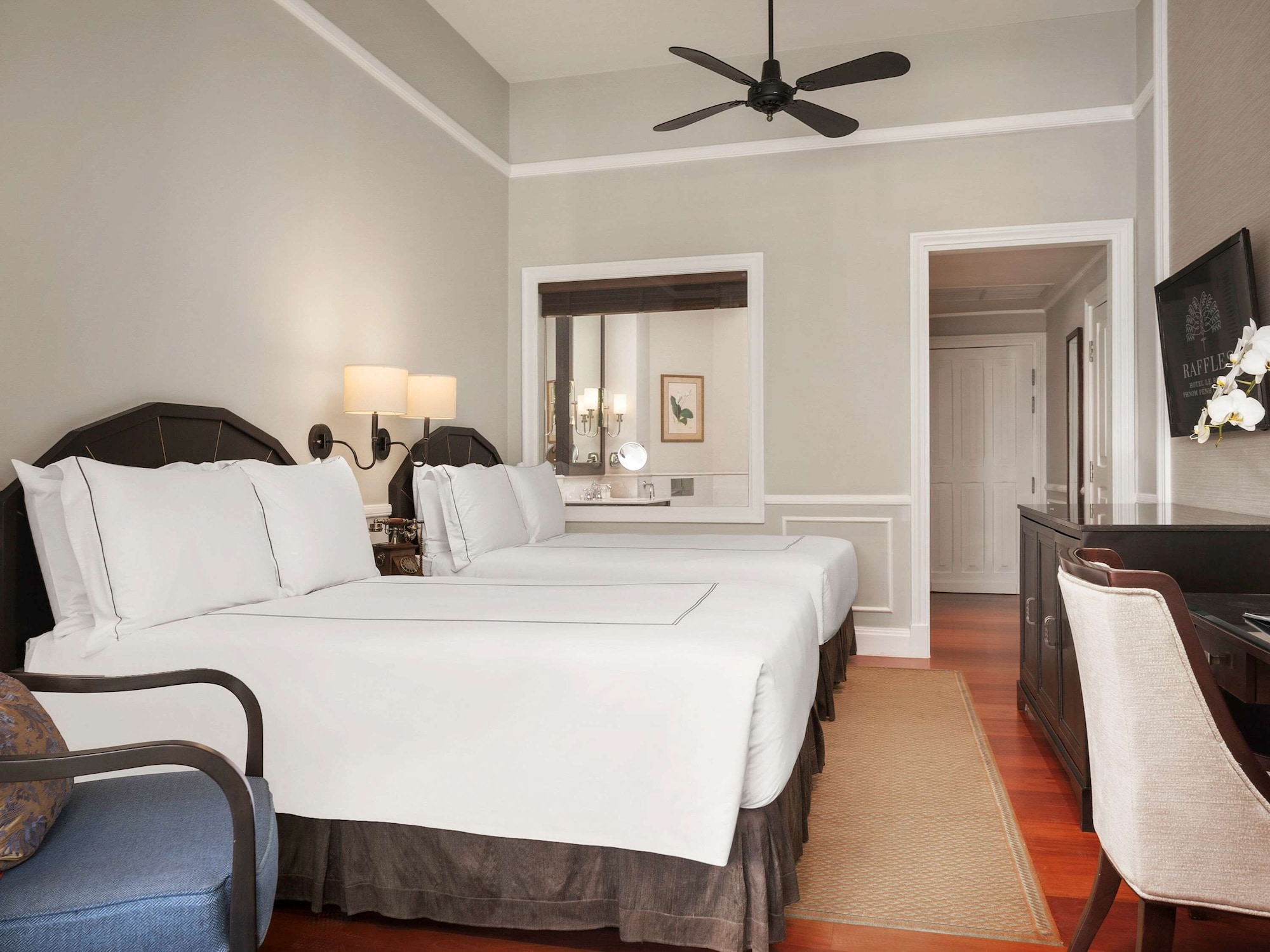 State, King Bed, Pool View, Raffles Hotel Le Royal 5/10