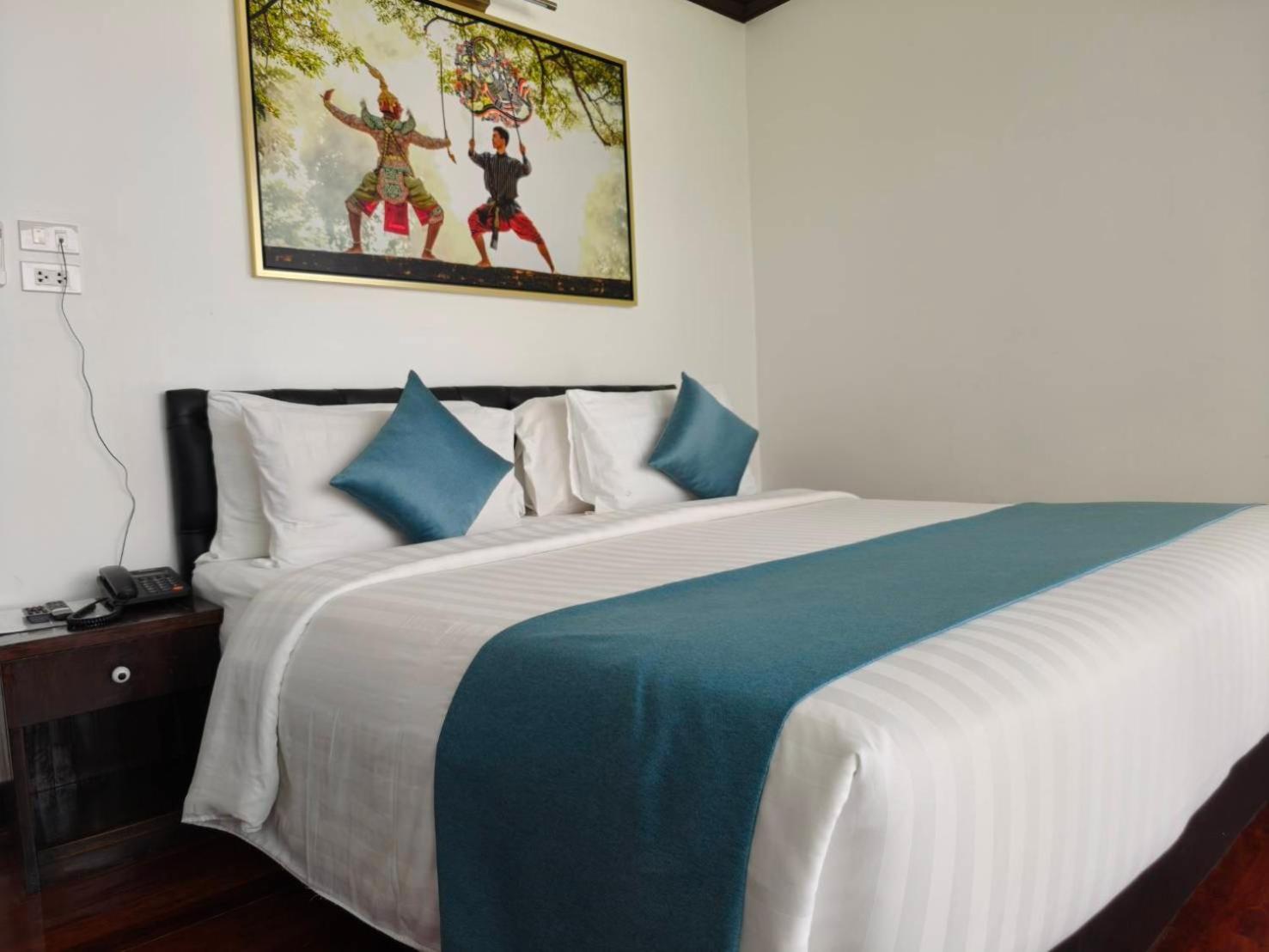 Deluxe, Partial Sea View