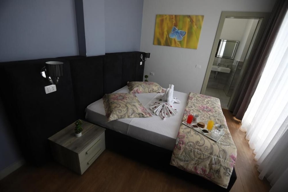 PERANDOR BEACH HOTEL 33/64