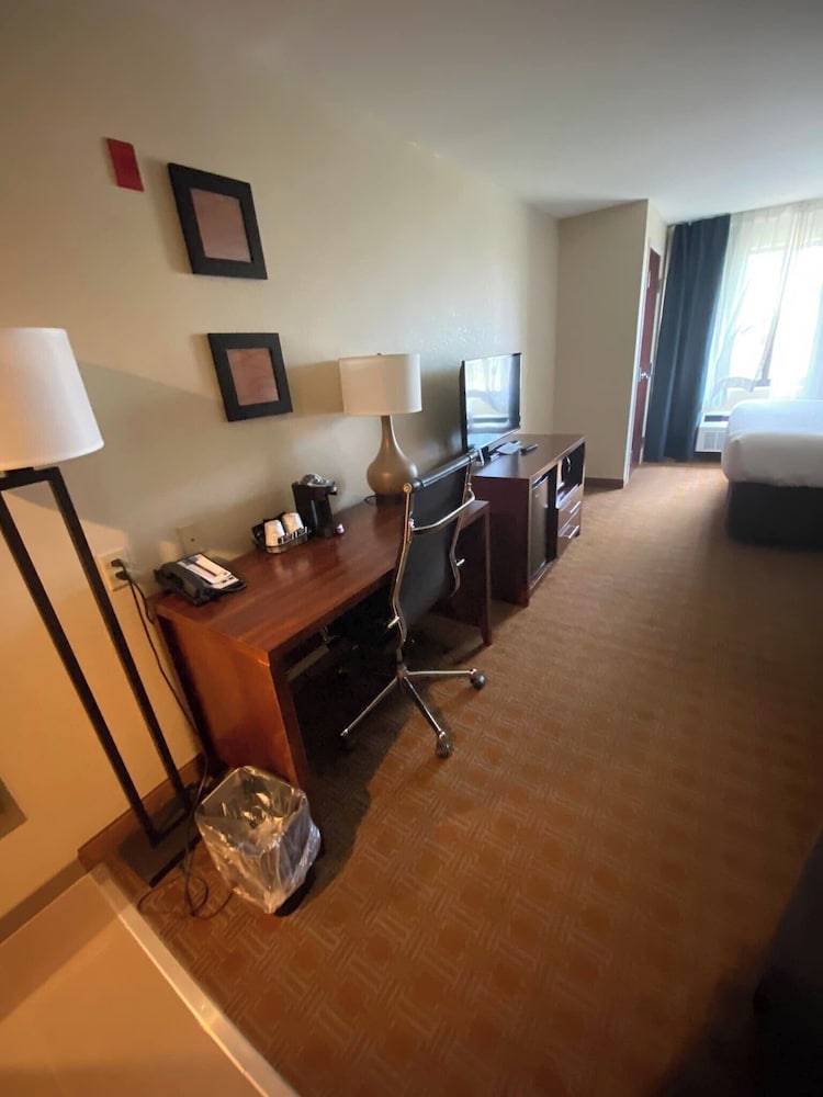 Comfort Inn & Suites Brattleboro I-91 43/47