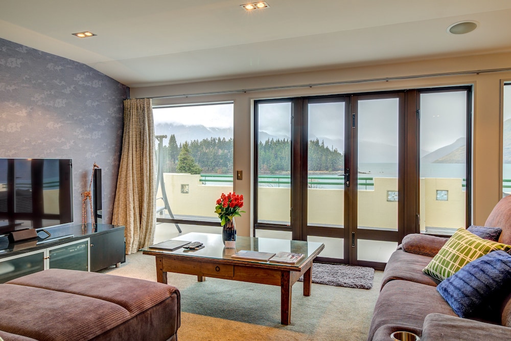 Lakefront Apartments and Lodges 26/49