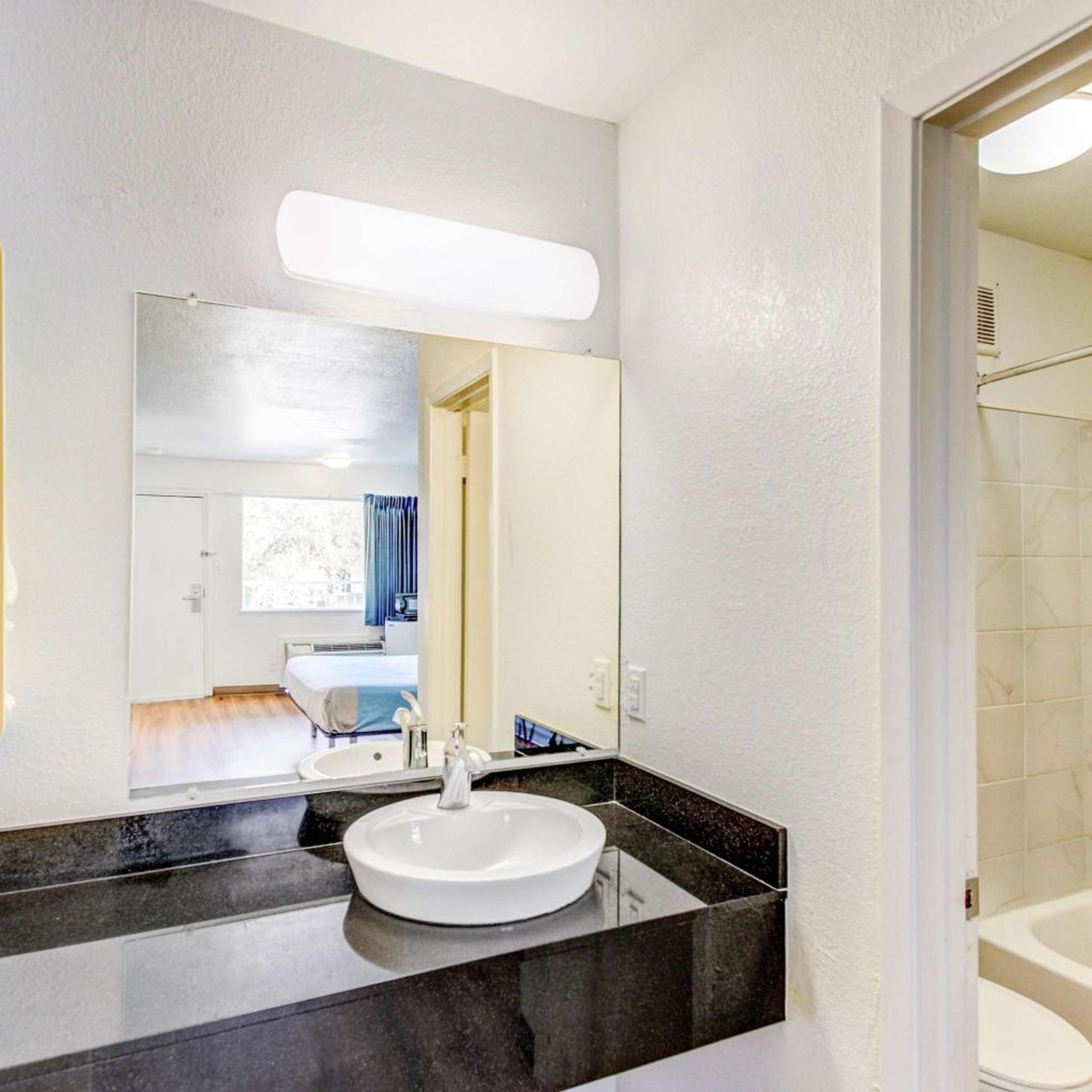 غرفة بسريرين كوين للمدخنين، Motel6 Waco, TX - Lacy Lakeview 6/6