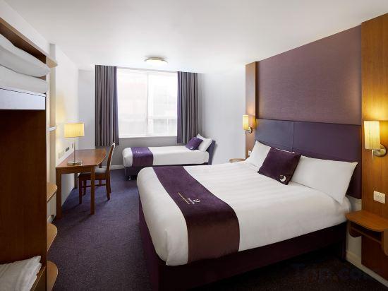Room, Twin Beds, Premier Inn London Bank - Tower 2/2