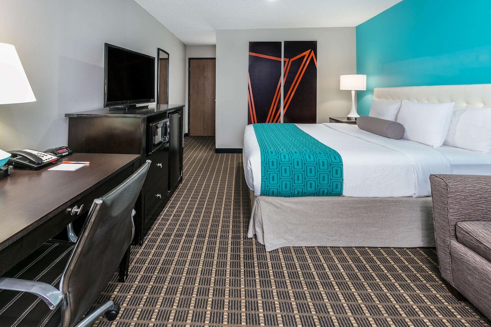 Howard Johnson by Wyndham New Braunfels 7/23