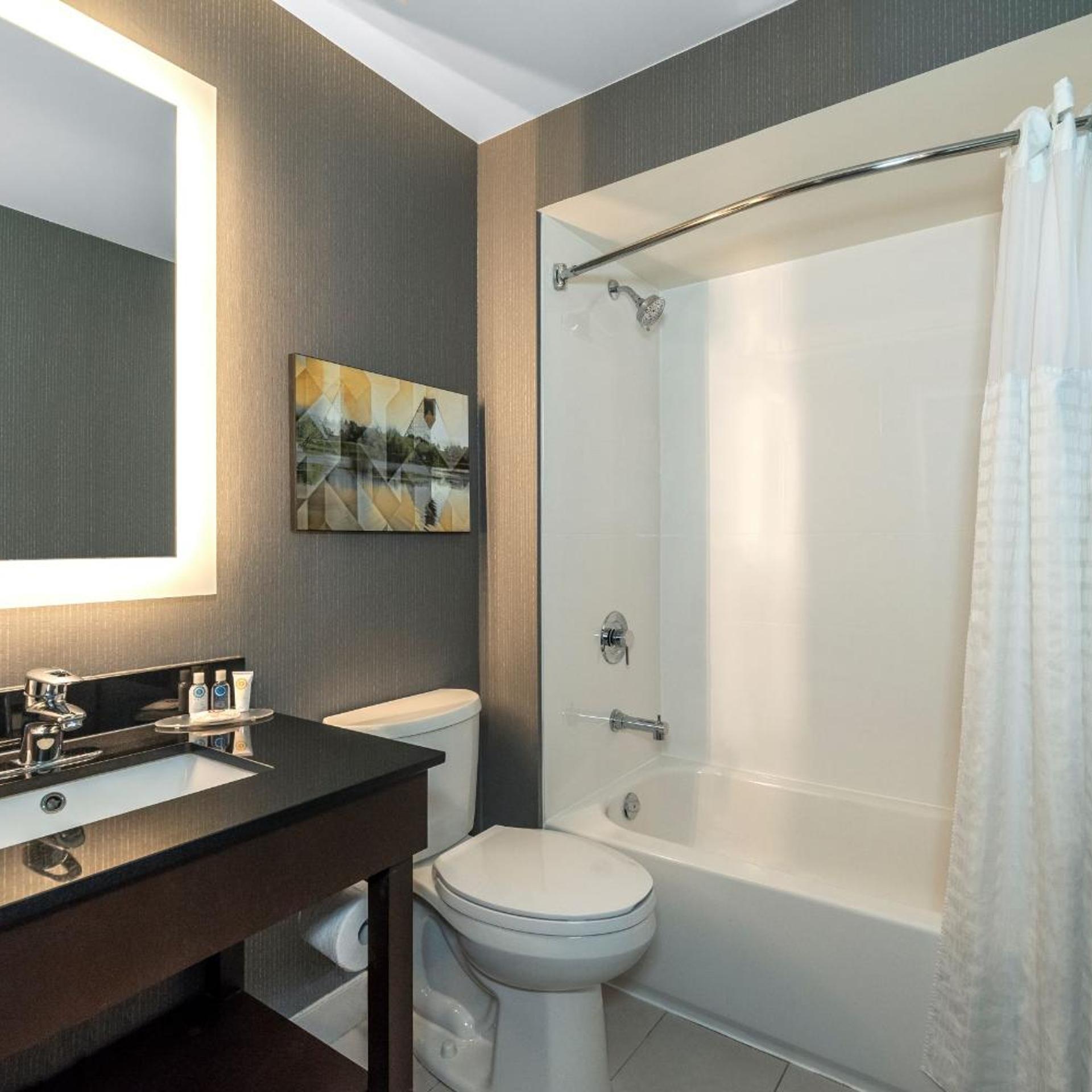 غرفة ثلاثية مع أريكة في طابق مرتفع، Comfort Inn Kenora, ON 5/6