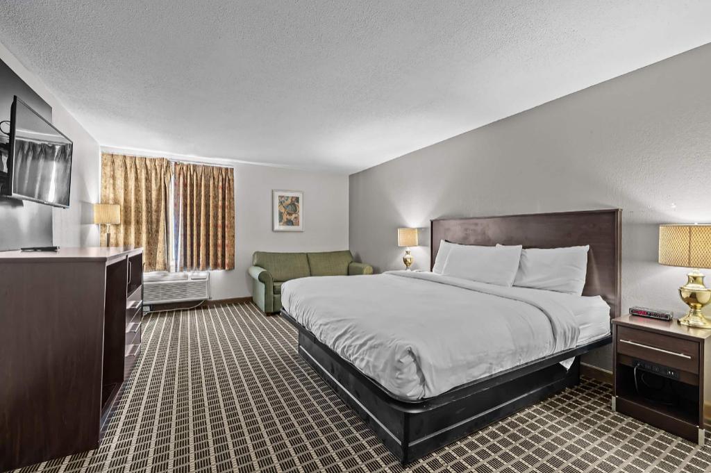 Room, King Bed, Pool Side