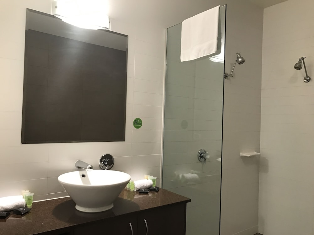 MORNINGTON HOTEL 15/45
