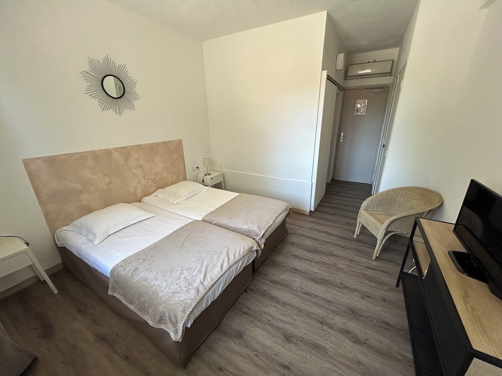 Aiglon Bylitis Hotel 20/66