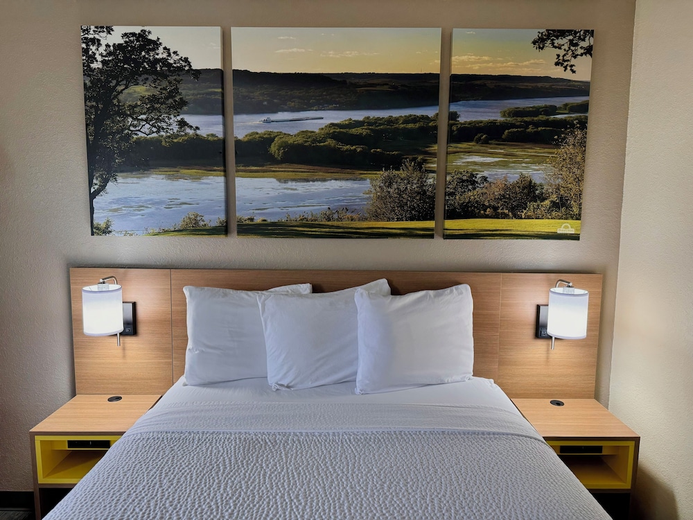 Days Inn & Suites by Wyndham Kaukauna WI 35/58