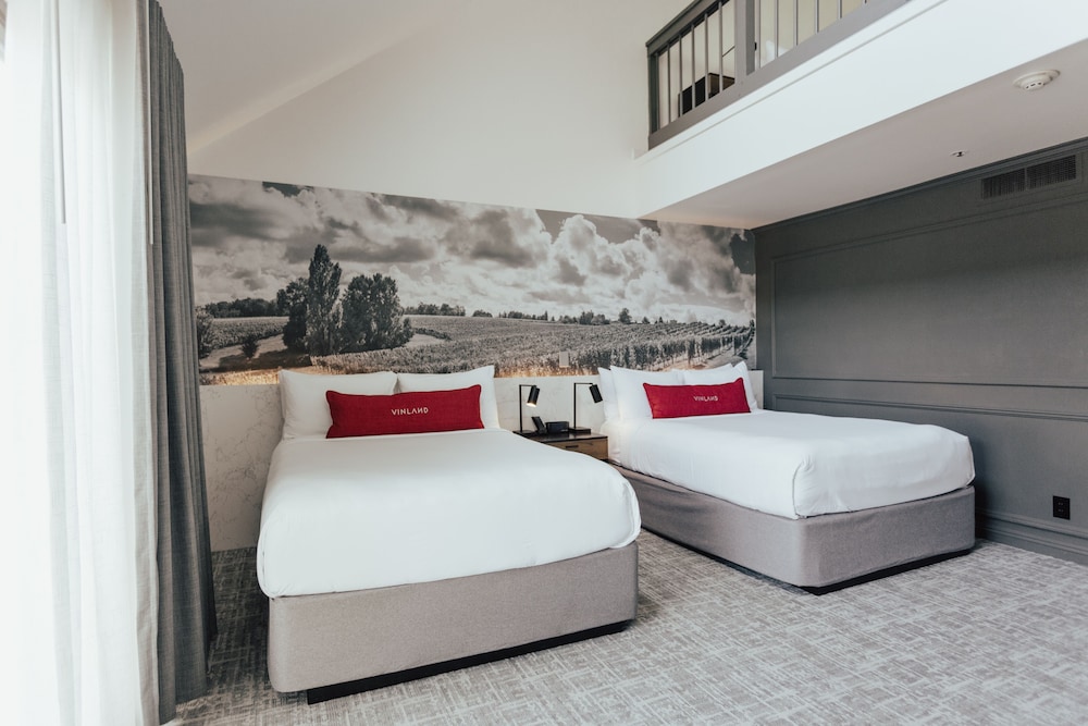 Vinland Hotel and Lounge 28/71