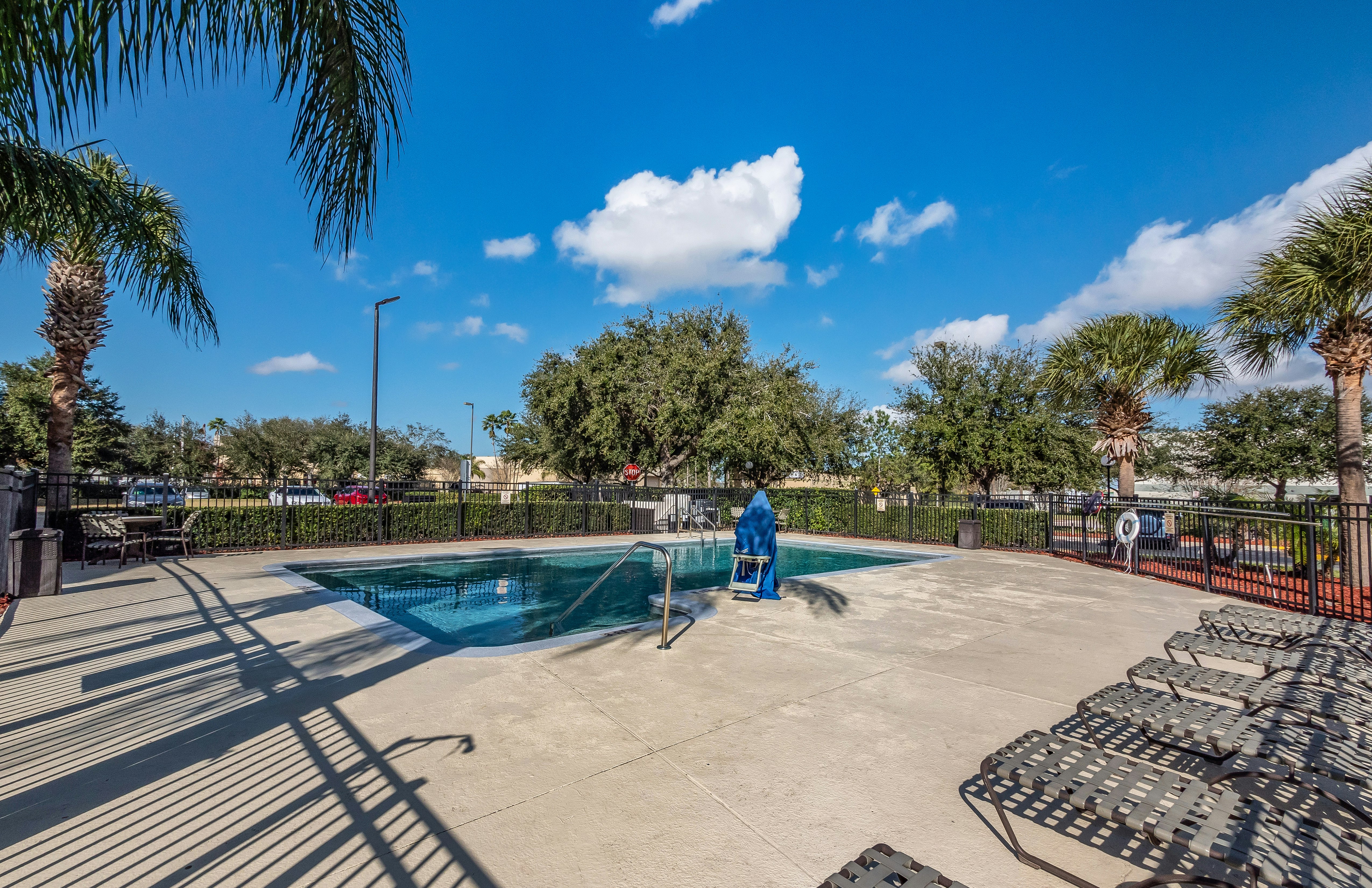 HomeTowne Studios by Red Roof Orlando South 41/42