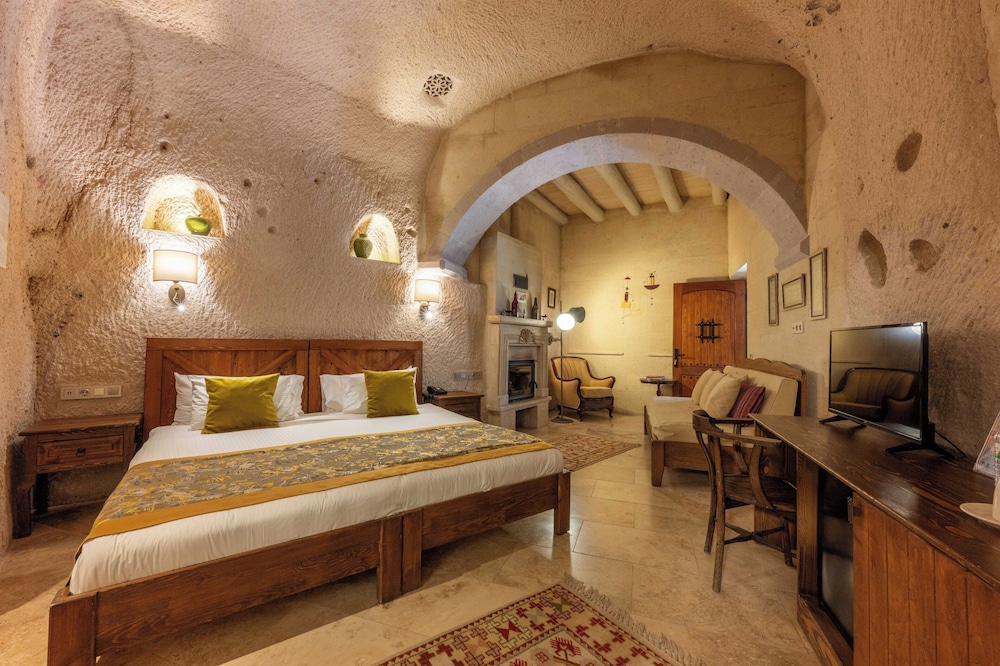 Cave, King Bed