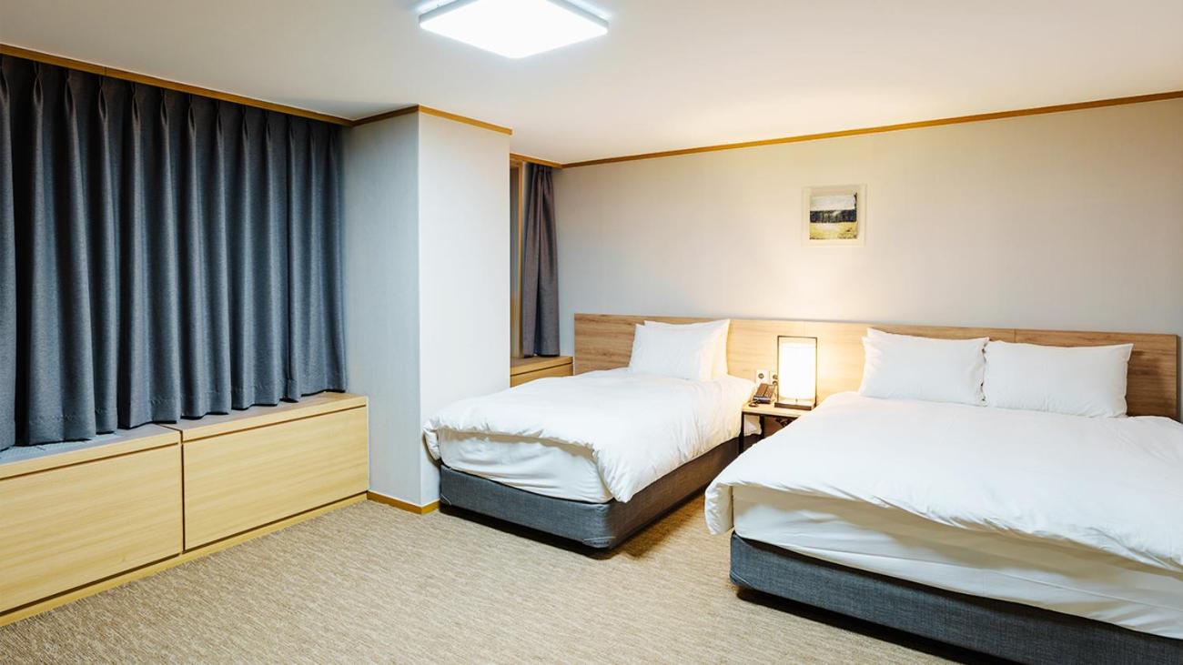 Conference, Suite, Twin Beds