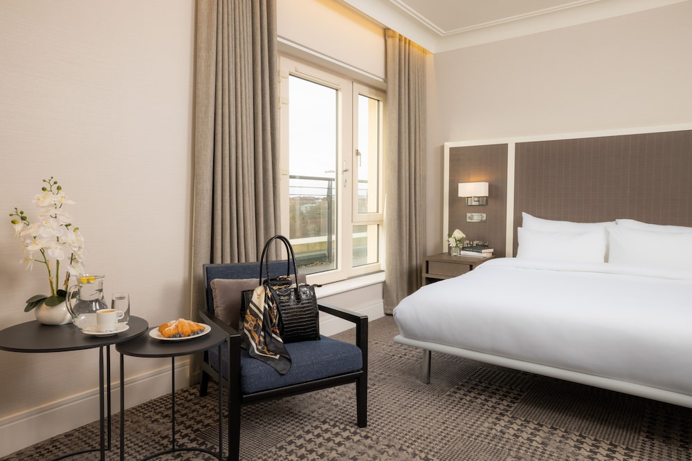 SIGNATURE, QUEEN BED