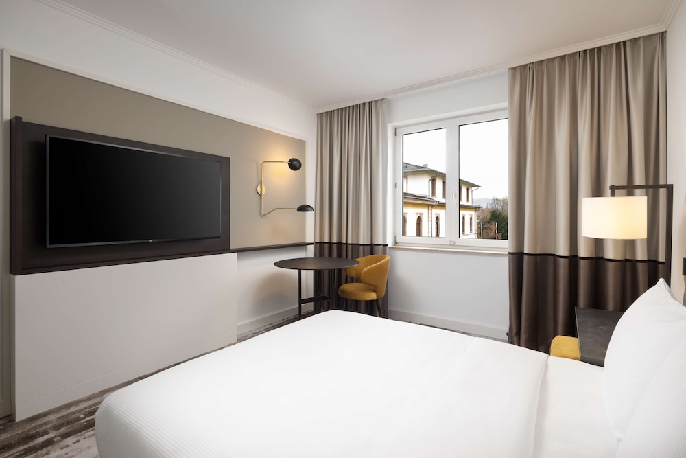 DELUXE, QUEEN BED