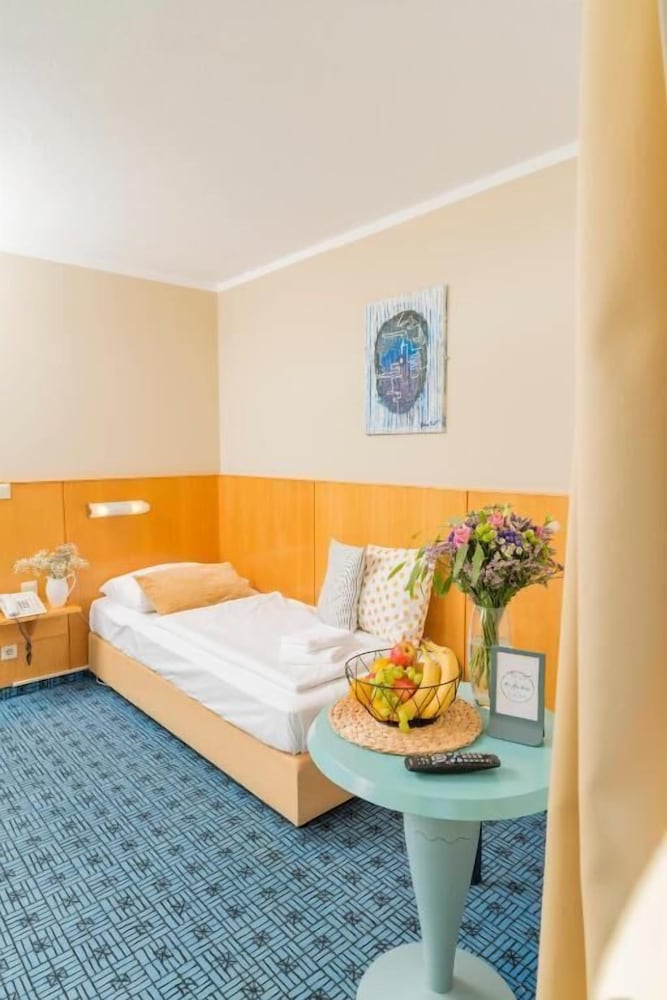 ROOM, SINGLE