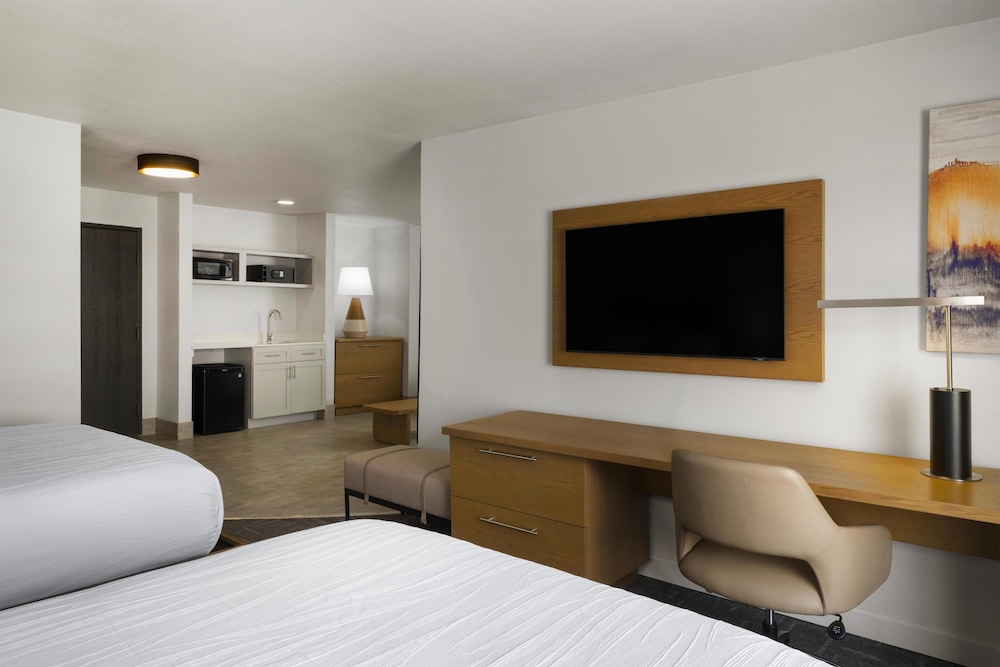 Suite, 2 Queen Beds, Sofa, Living Area