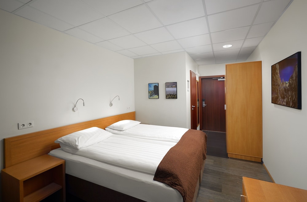 Cabin Hotel 19/71