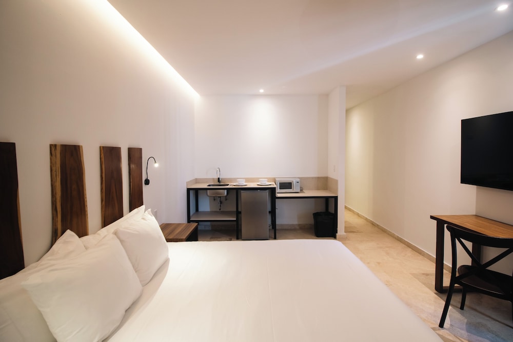 B10 Distinctive Hotel 12/35