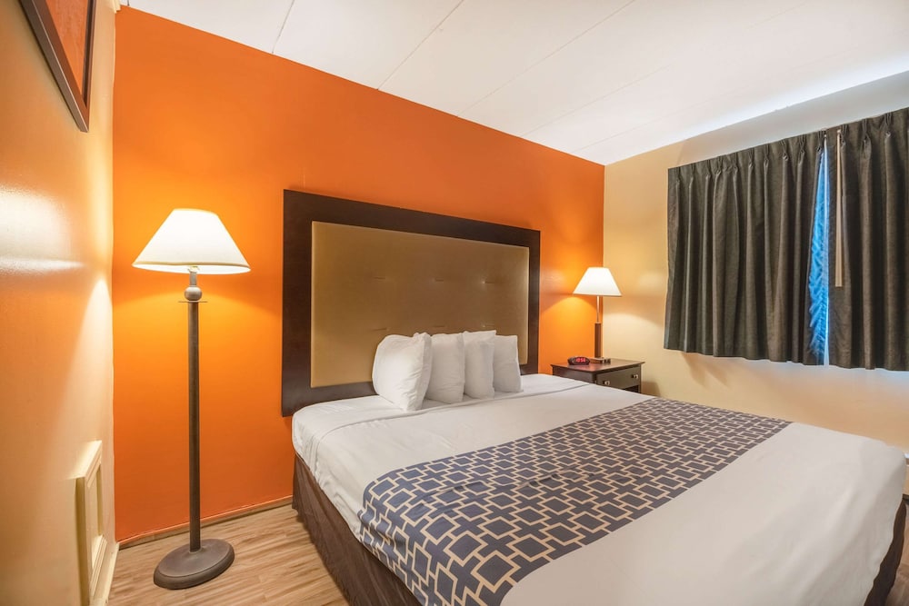 Econo Lodge Inn & Suites Windsor Locks Bradley Airport 11/25