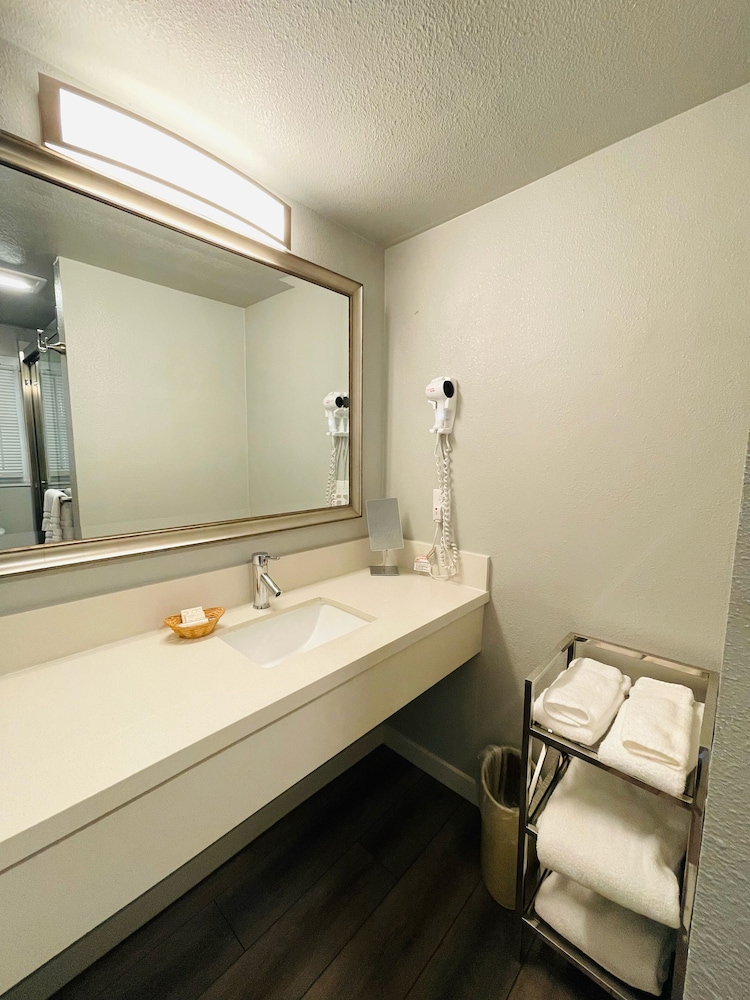 Tides Inn Suites 73/75
