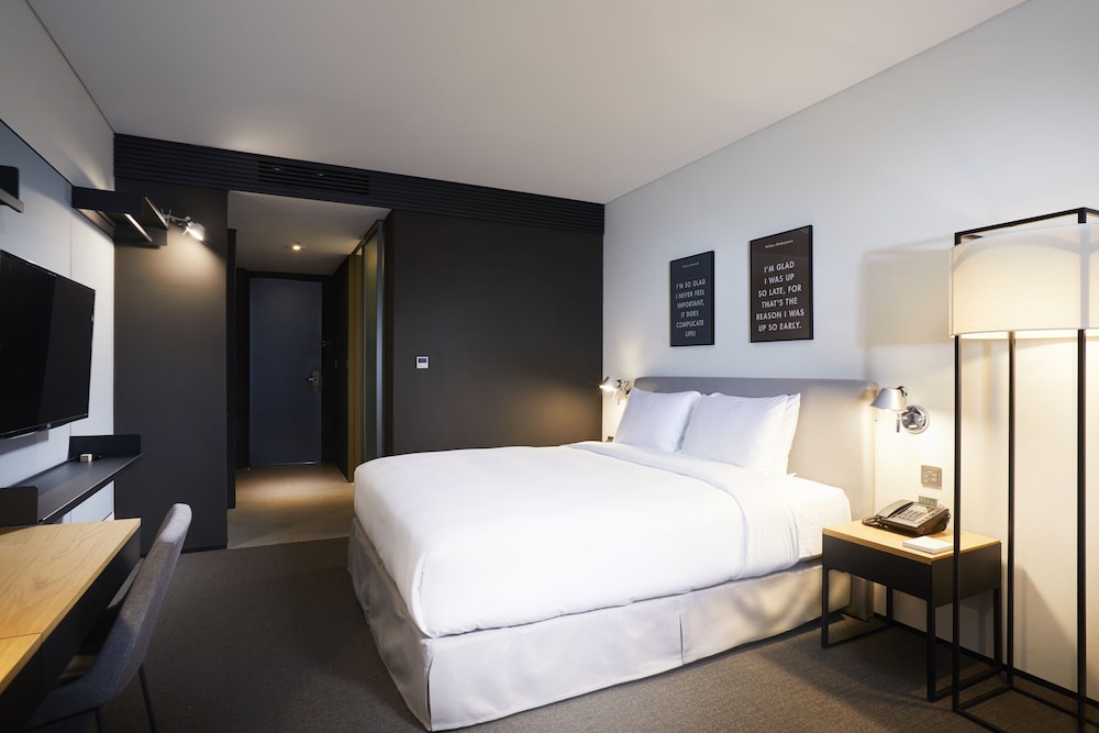 DELUXE, DOUBLE BED, NO PARKING