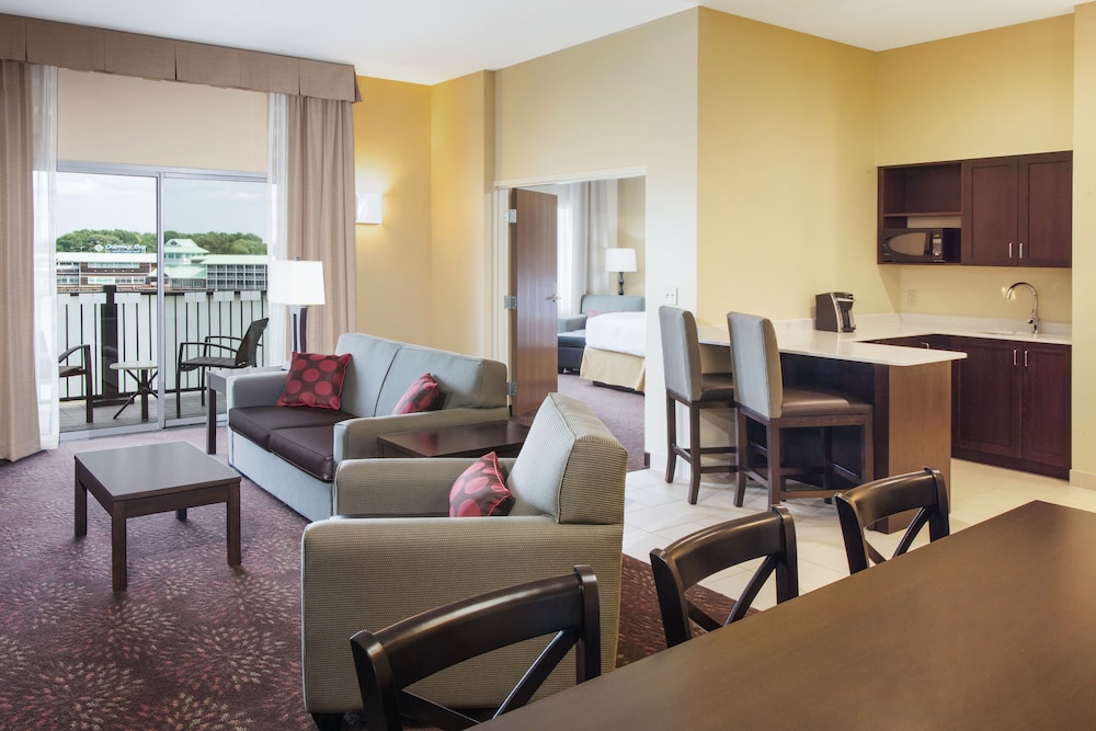 Holiday Inn Express Suites Sandusky 30/42