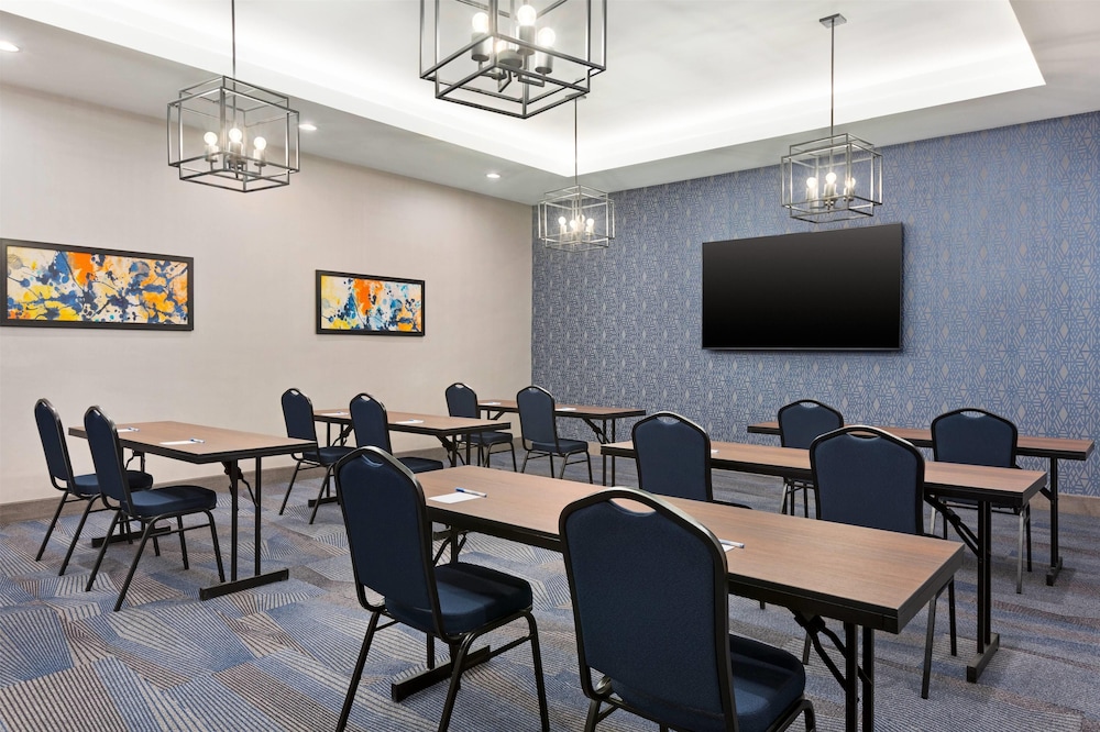 La Quinta Inn & Suites by Wyndham Mount Laurel / Moorestown 49/58