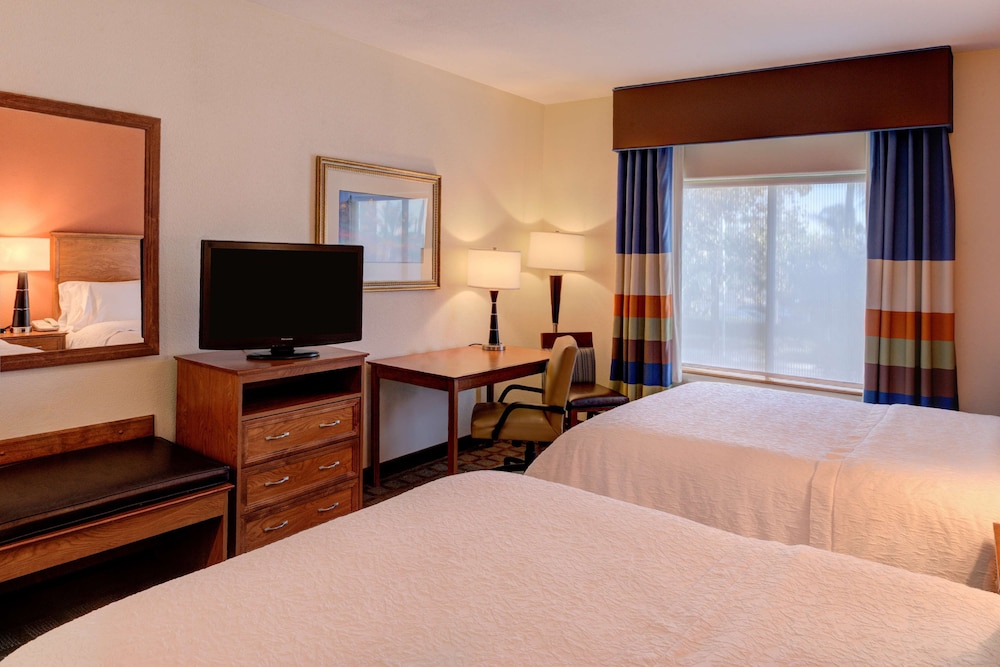 Hampton Inn Suites Ontario 13/60