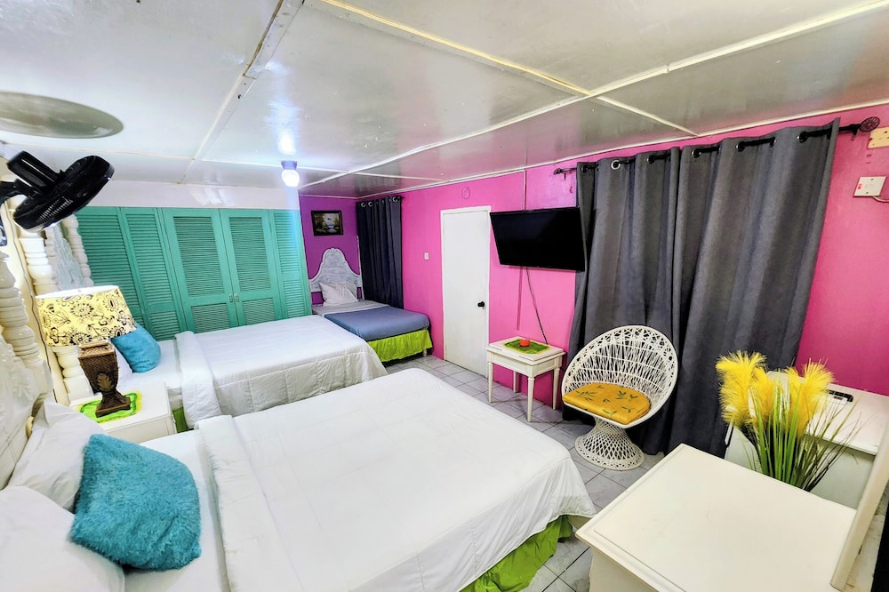 Family, 1 Single and 2 Queen Beds, Pool Access، Pinkhibiscus Guest House 8/10
