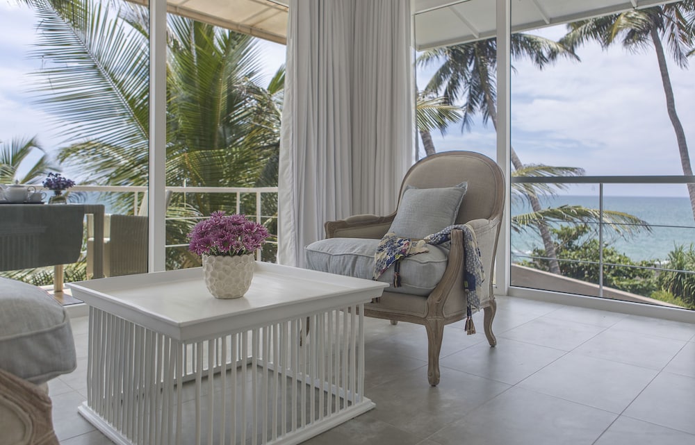 White Villa 2/50