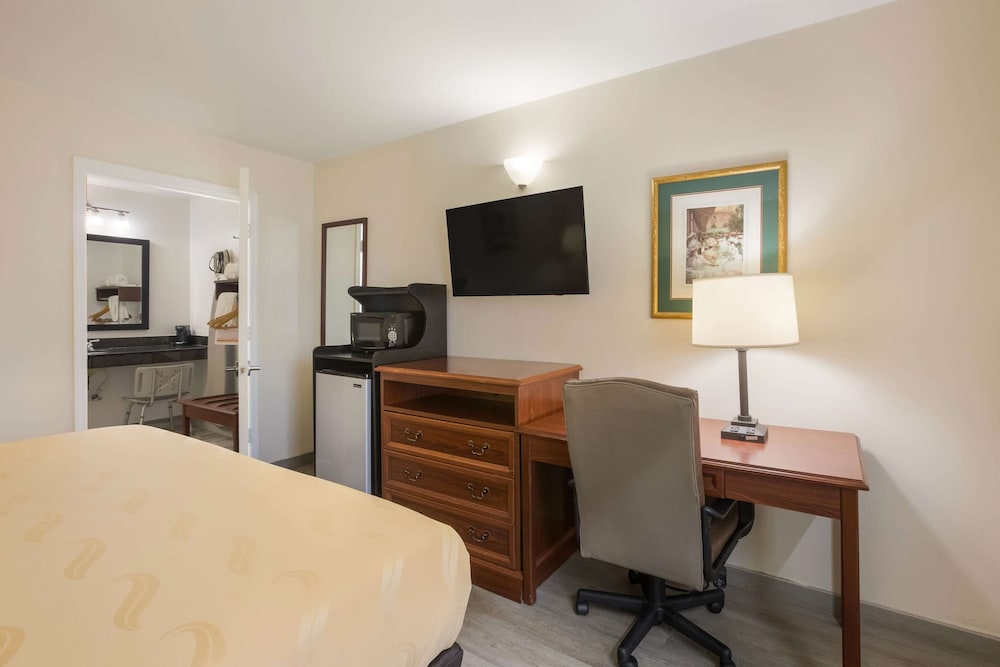 Quality Inn & Suites Greensboro near Lake Oconee 15/36