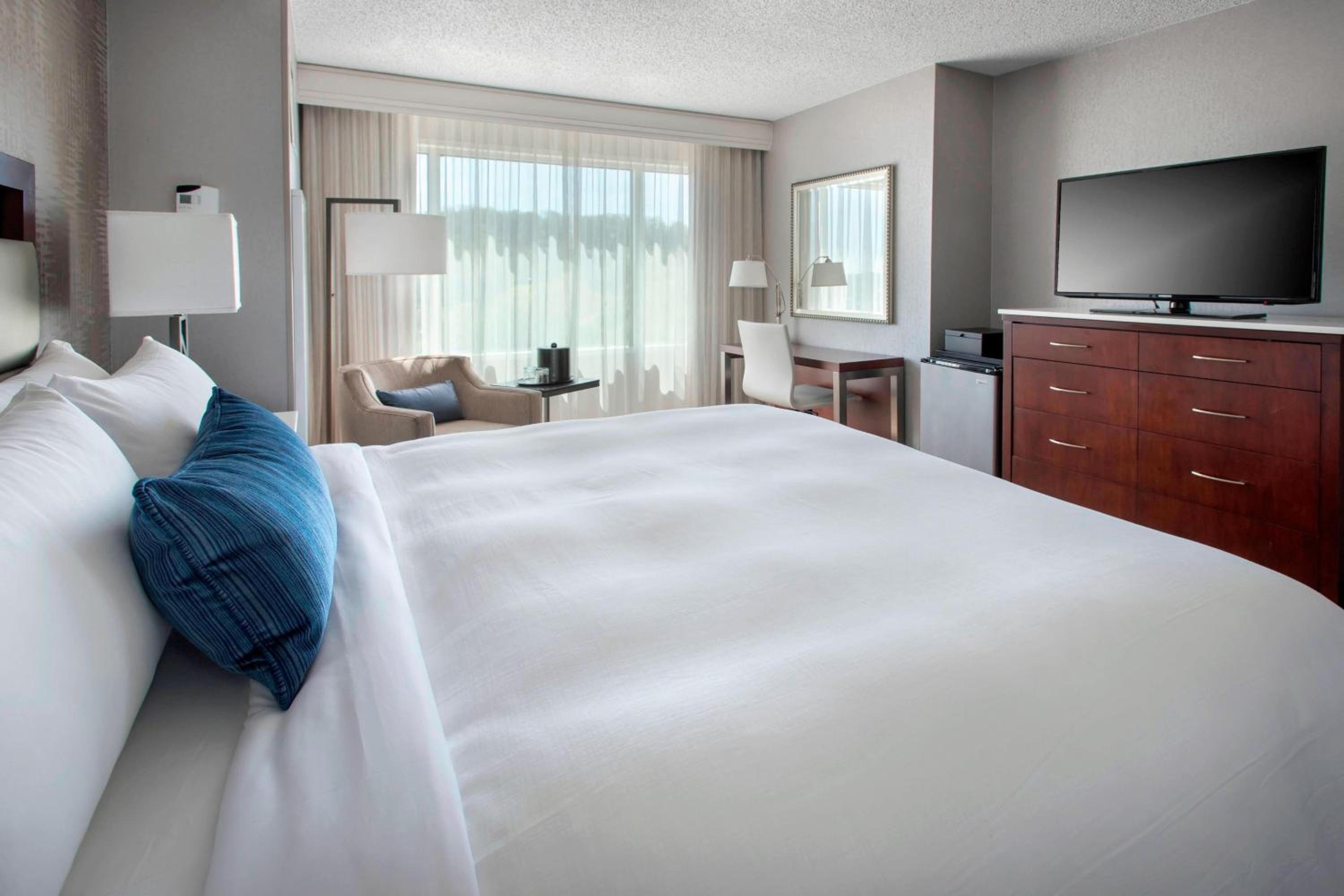 غرفة بسرير كينج أو سرير مزدوج، Philadelphia Marriott West 2/7