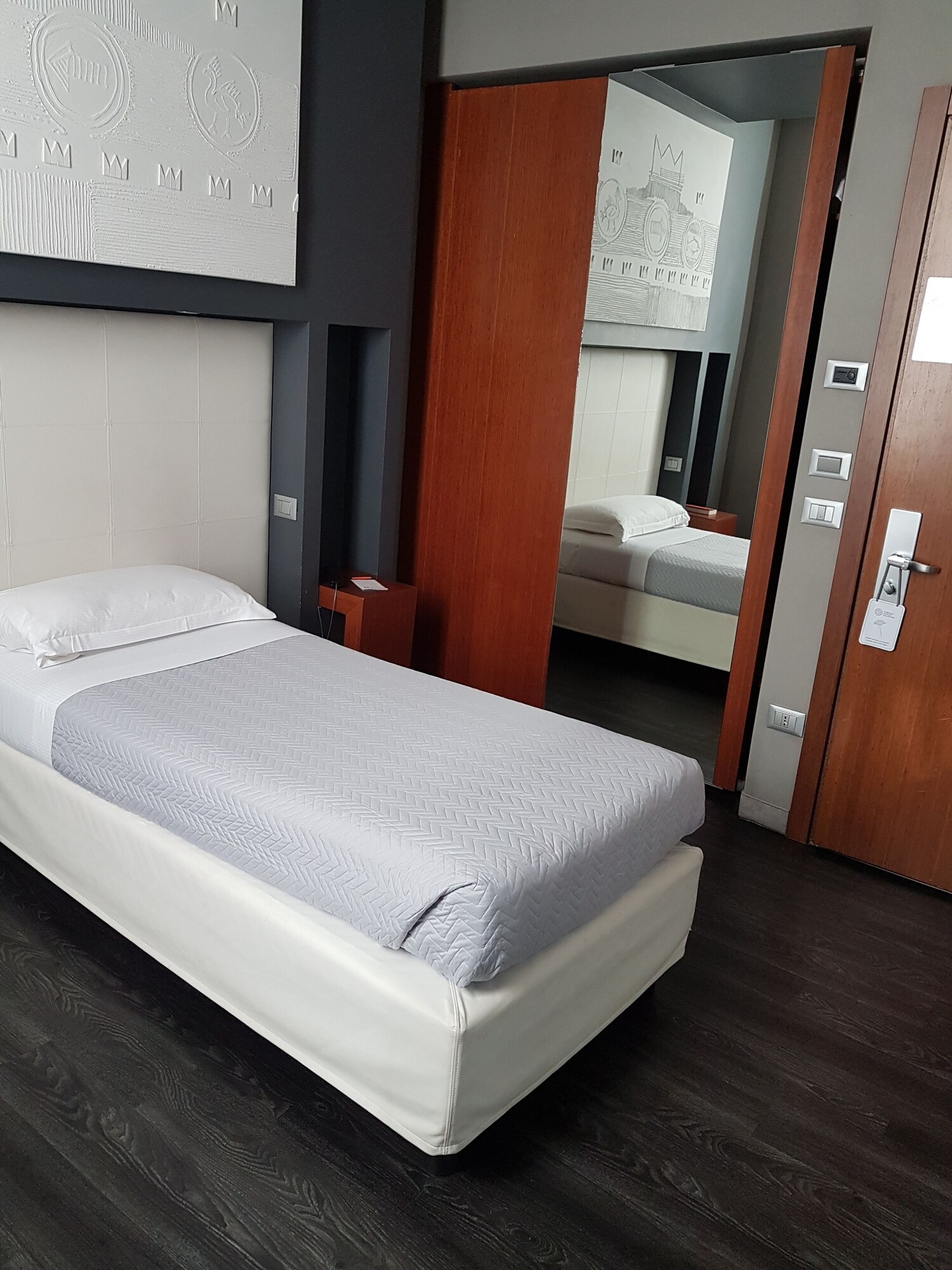 ROOM, SINGLE