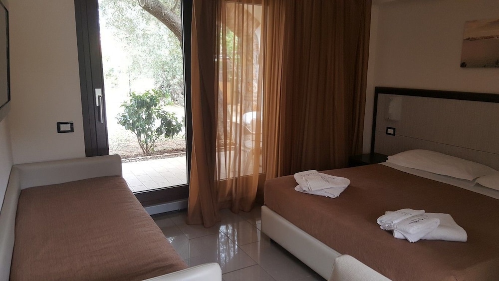 Room, Triple, 1 Queen and 1 Single Bed