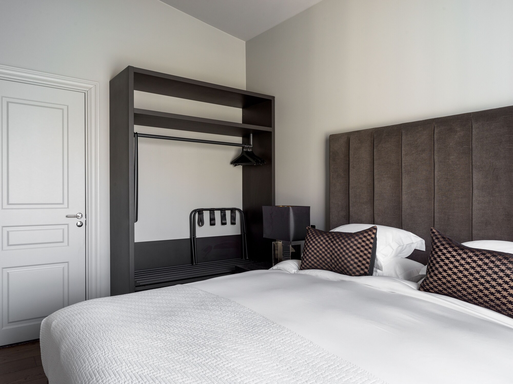 1 BEDROOM, SUITE