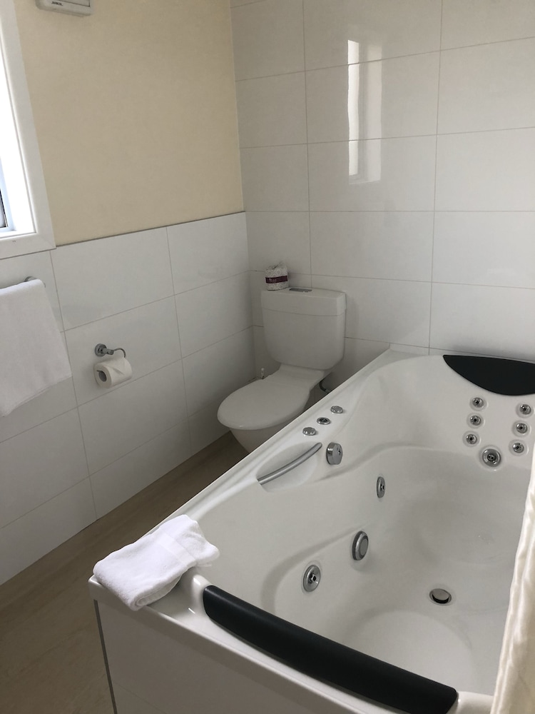 شقة بسرير كينج وسرير فردي بجاكوزي، Monarch Motel 2/2